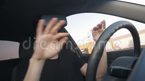 一名男子坐在车上戴耳机的特写镜头获得使用VR耳机的经验视频的预览图