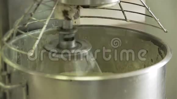 蛋糕用搅拌机白鞭霜视频的预览图