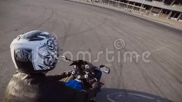 年轻的骑摩托车的人骑摩托车视频的预览图