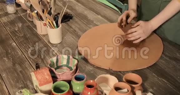 成年女陶工师傅在桌上准备粘土特写俯视图视频的预览图