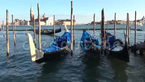三个停泊在威尼斯泻湖波浪上的冈多拉斯意大利威尼斯视频的预览图