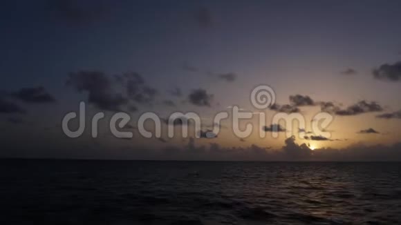 在平静的海洋上方的地平线上升起的太阳视频的预览图
