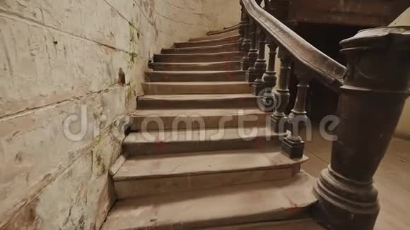废弃建筑建筑中带有木栏杆的楼梯过去建筑时代的遗产扶手视频的预览图