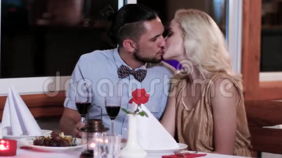 温柔的亲吻夫妻家庭度假浪漫的气氛男人和女人在餐馆约会浪漫的视频的预览图