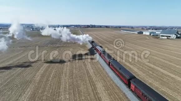 阿米什乡有蒸汽客运列车在冬季通过的一天由一名飞行员看到视频的预览图