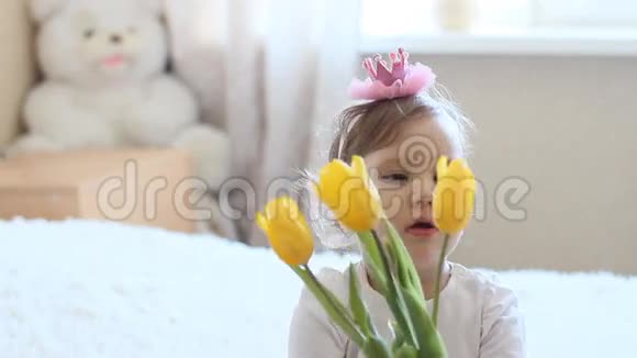 带黄色郁金香的公主女孩视频的预览图