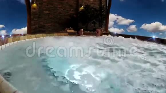 天堂水疗中心按摩浴缸里的年轻夫妇视频的预览图