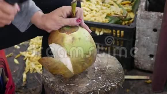 越南女人在市场上切新鲜椰子视频的预览图