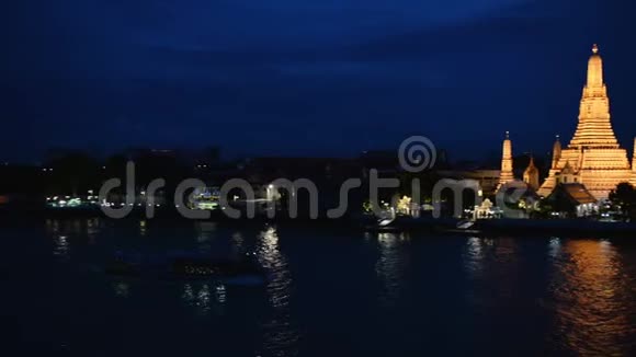 在曼谷乘船横渡朝佛拉亚河的WatArun夜景视频的预览图