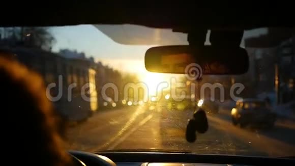 那人在后视镜里的夕阳下驾驶汽车视频的预览图