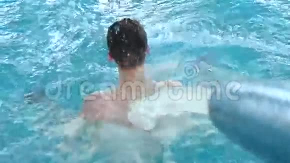 泳池里喷水的男孩视频的预览图