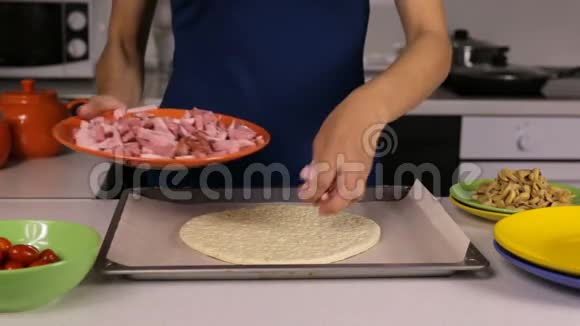 做披萨食谱的一部分视频的预览图