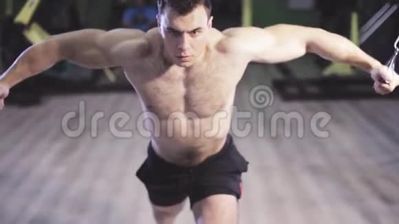健身者在健身房里用电缆交叉做胸脯视频的预览图