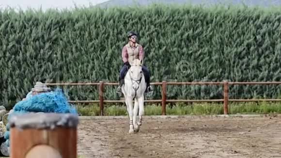 骑着白马的女人骑马视频的预览图