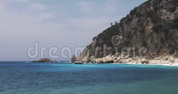 美丽的蓝绿色海浪和海岸景观山和小岛屿是的暑假背景视频的预览图