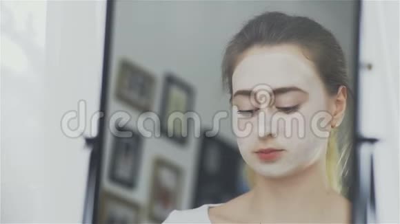 女人敷面膜保湿护肤霜视频的预览图