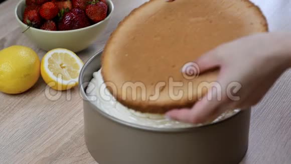 女人准备草莓蛋糕视频的预览图