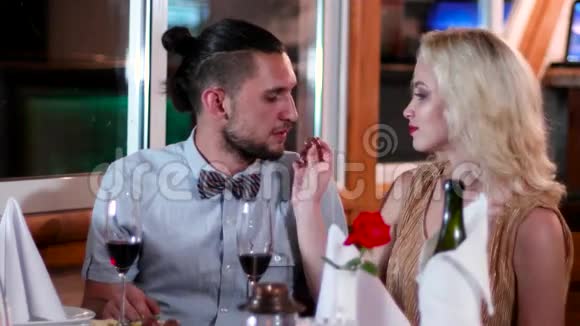 男人和女人在一家餐馆约会浪漫的晚餐在餐馆里夫妻花时间视频的预览图