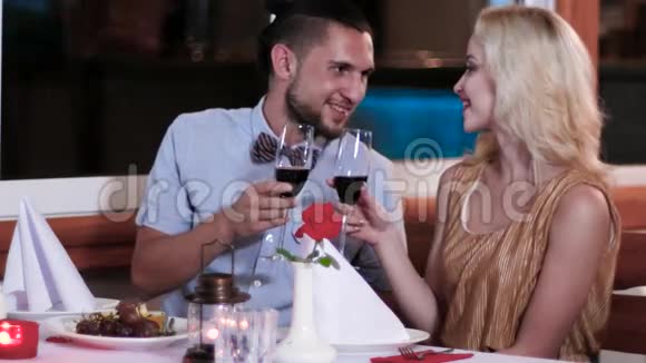 家庭度假夫妻两人喝杯酒祝酒浪漫的气氛男人和女人在约会视频的预览图