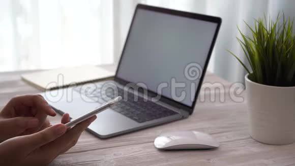 女性在笔记本电脑和智能手机上进行网上购物并在工作视频的预览图