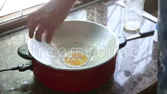 男人在平底锅里煎鸡蛋视频的预览图