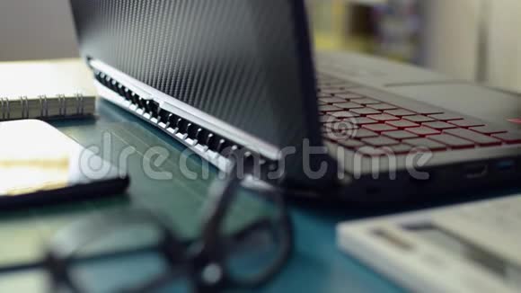 商人的手在办公桌上敲手提电脑键盘视频的预览图