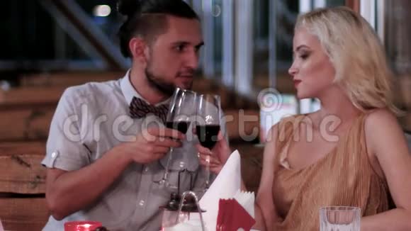 为了爱情年轻浪漫的约会在餐厅里相爱的夫妻晚上为情人男孩和女孩在一个晚上视频的预览图