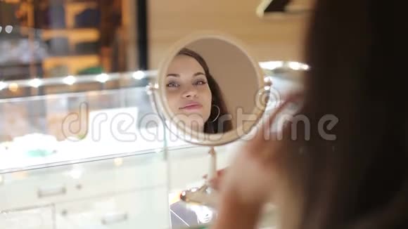 女孩在珠宝店照镜子视频的预览图