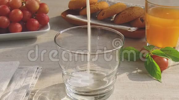 牛奶倒入玻璃中缓慢运动视频的预览图