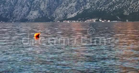 橙色浮标漂浮在干净平静的海洋景观中航海和海洋视频背景视频的预览图