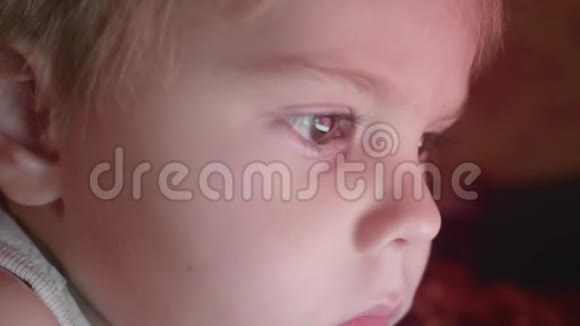 脸和眼睛特写的小孩子晚上的时间孩子眼中的光反射视频的预览图