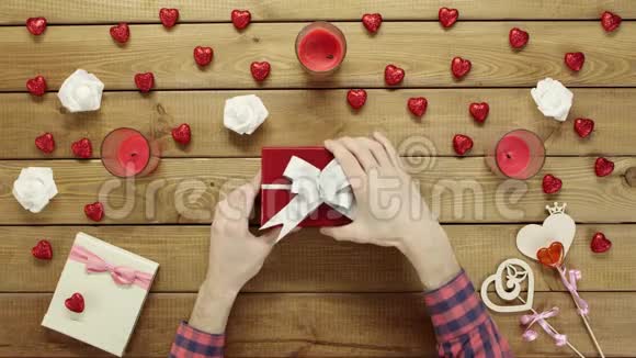 在礼品盒里男人会得到带有问号的贴纸作为节日礼物视频的预览图