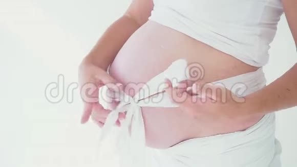 一个怀着白色礼物丝带的孕妇视频的预览图