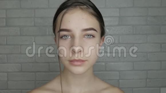 化妆师给一个年轻女孩化妆视频的预览图