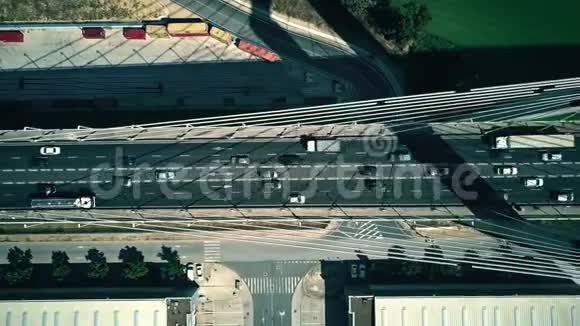 现代斜拉桥交通的高空自上而下视野视频的预览图