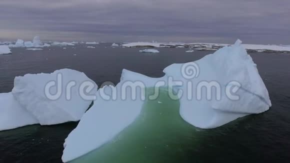 冰川碎片漂浮在海岸附近的水中安德列夫视频的预览图