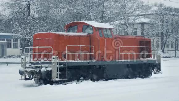 火车发动机在大雪中视频的预览图