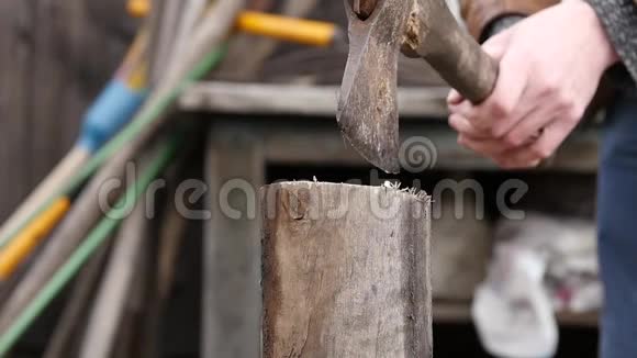 伐木工人用斧头砍柴劈柴劈柴和砍柴慢动作视频的预览图