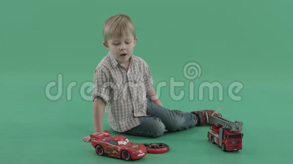 一个男孩谈论他的玩具车的特写镜头视频的预览图