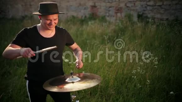 鼓手音乐家打湿鼓和水溅慢动作视频的预览图