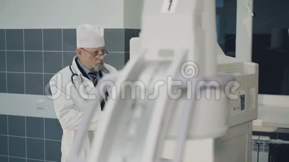 在医学实验室工作的医生用自动机器视频的预览图