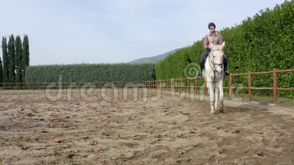 骑着白马的女人骑马视频的预览图