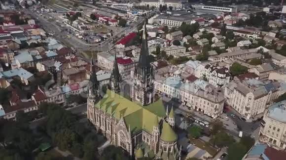 在欧洲老城区的哥特式大教堂周围飞行视频的预览图