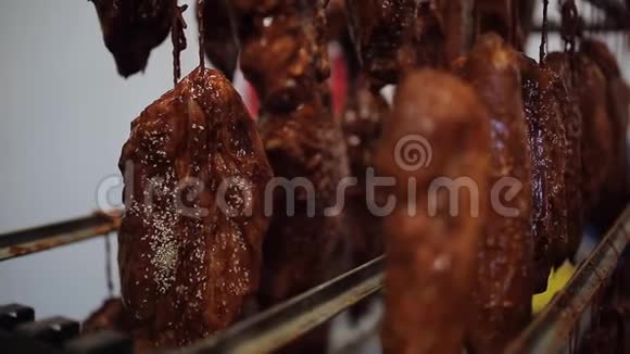 肉类工业中香肠的制造烟熏火腿视频的预览图