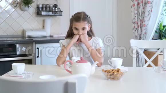 女孩摆好桌子准备喝茶视频的预览图