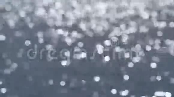水面的眩光视频的预览图