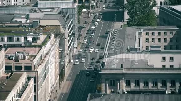 德国柏林商业区道路交通鸟瞰图视频的预览图