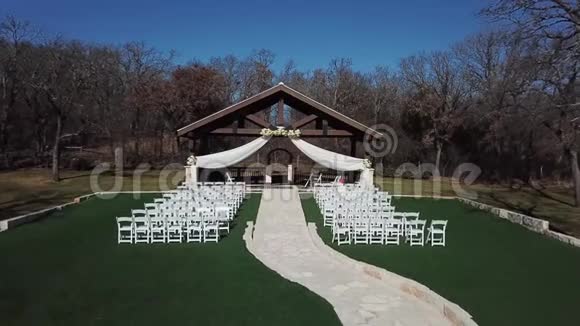 空中游乐场带木制天篷用于婚礼仪式视频的预览图