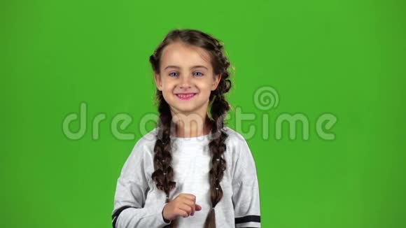 孩子对着扩音器说话绿色屏幕慢动作视频的预览图