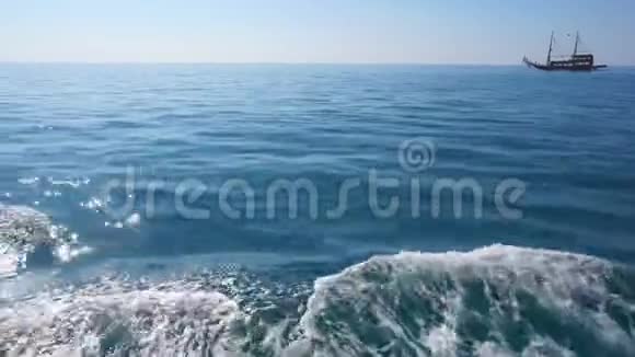 美丽的蓝色太平洋船舶弓波尾迹4K视频的预览图
